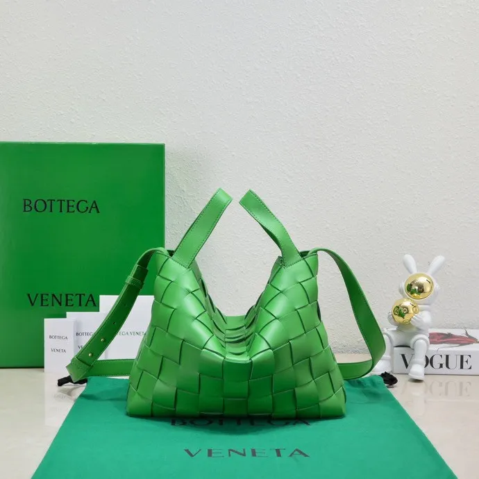 Special price of 1,600, Bottega Veneta. What can be packed in the new bowling bag? Have you got the new bowling bag? Super large capacity ~ The key is low-key, simple and casual style ~ the fashion sense is not reduced at all. It combines BV's classic woven elements and can also be used for computers. The length of the shoulder straps can be adjusted. It is suitable for tall girls to carry. Boys also have a sunny back☀️ Style number: 7466# Size: 28*21*16